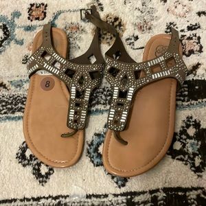Size 8 daisy Fuentes sandal with bling! Taupe